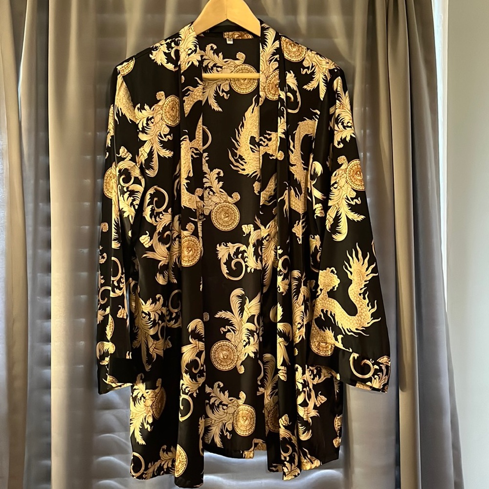 Short black and gold kimono
